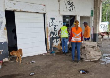 Prefeitura realiza limpeza em posto de combustíveis abandonado em Poços de Caldas