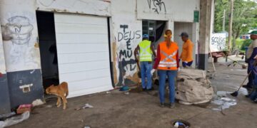 Prefeitura realiza limpeza em posto de combustíveis abandonado em Poços de Caldas