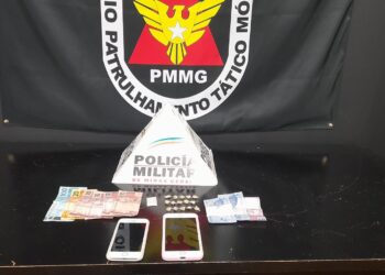 PM apreende duas adolescentes por tráfico de drogas nas imediações da Igreja de São Benedito em Poços