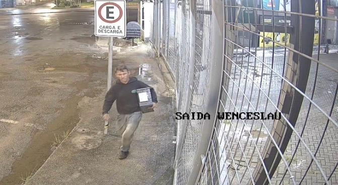 VÍDEO: loja é invadida e sofre prejuízo após furto em Poços de Caldas