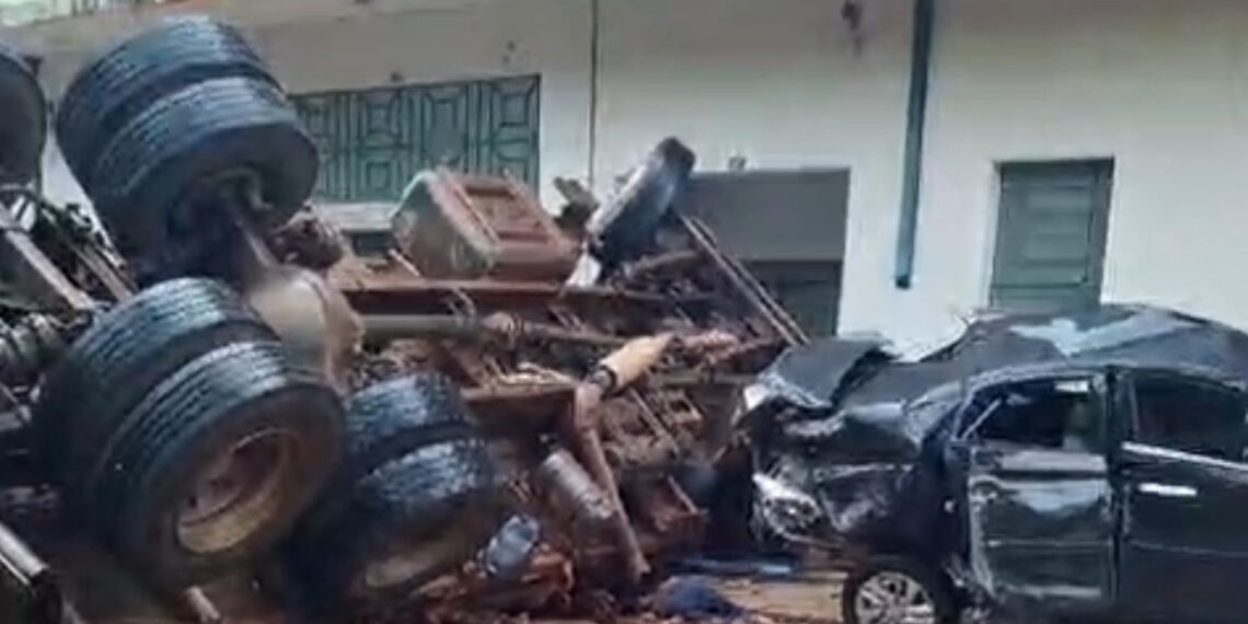 VÍDEO: motorista morre após caminhão tombar e atingir carro em Águas da Prata