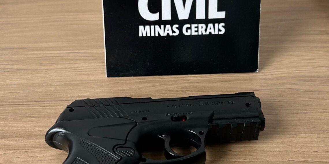 Adolescente envolvido em assaltos contra motoristas de aplicativo é apreendido com simulacro de arma em Poços