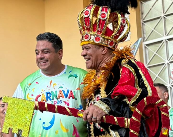 Entrega das chaves e coroação do Rei Momo marcam início do Carnaval em Poços