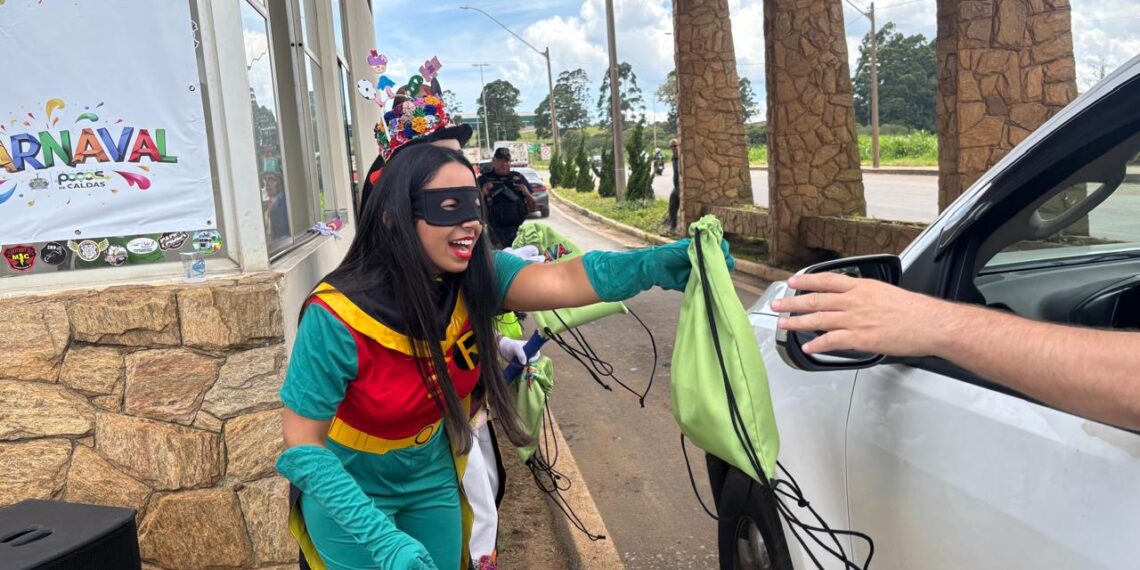 Blitz receptiva no Carnaval dá boas-vindas aos visitantes em Poços de Caldas