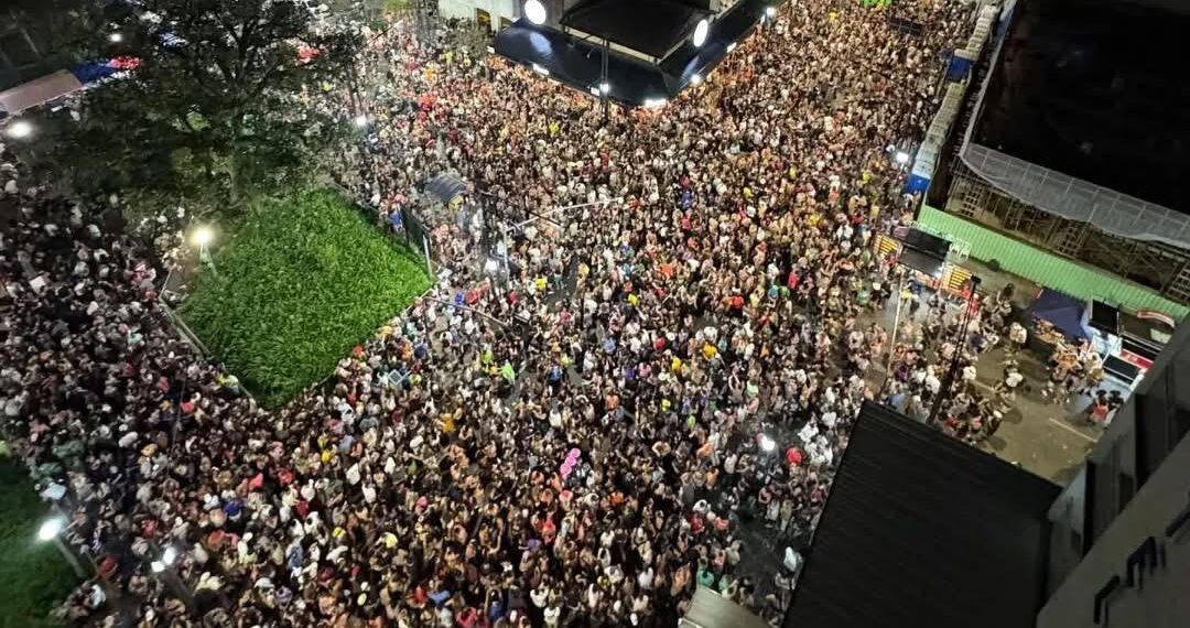Primeira noite de Carnaval reúne milhares de foliões em Poços: confira a programação deste domingo