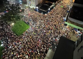 Primeira noite de Carnaval reúne milhares de foliões em Poços: confira a programação deste domingo