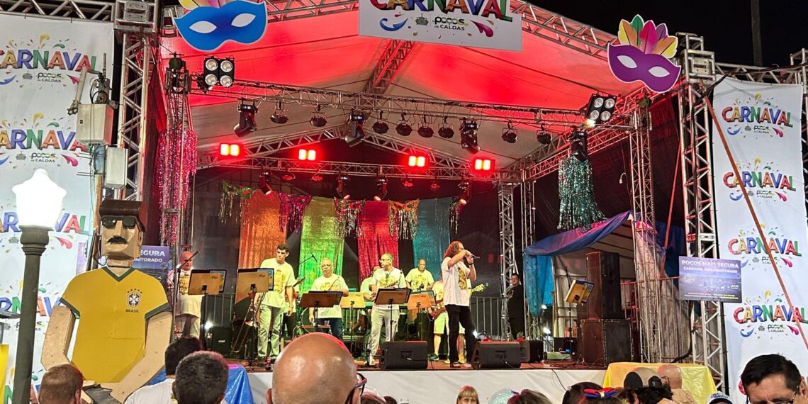 Carnaval de Poços segue a todo vapor nesta segunda-feira (16), veja a programação