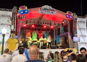 Carnaval de Poços segue a todo vapor nesta segunda-feira (16), veja a programação