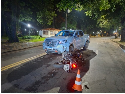 Motorista bêbado invade contramão e deixa motociclista ferido no centro de Poços