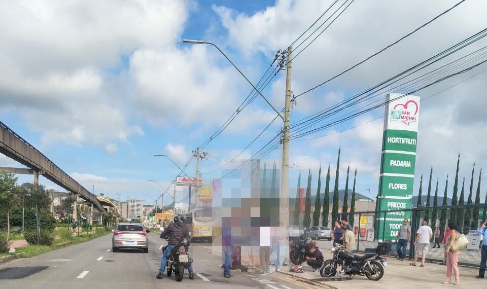 Mulher fica gravemente ferida após batida entre motocicletas na avenida João Pinheiro, em Poços