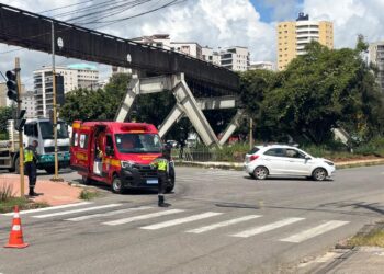 Mancha de óleo provoca queda de motociclista na Avenida João Pinheiro, em Poços