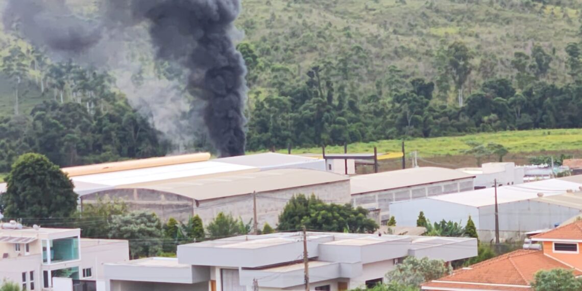 Fumaça preta e explosões assustam moradores na zona oeste de Poços; caminhão pega fogo em pátio de empresa