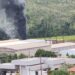 Fumaça preta e explosões assustam moradores na zona oeste de Poços; caminhão pega fogo em pátio de empresa