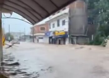 VÍDEO: forte chuva causa alagamentos no Centro de São João da Boa Vista
