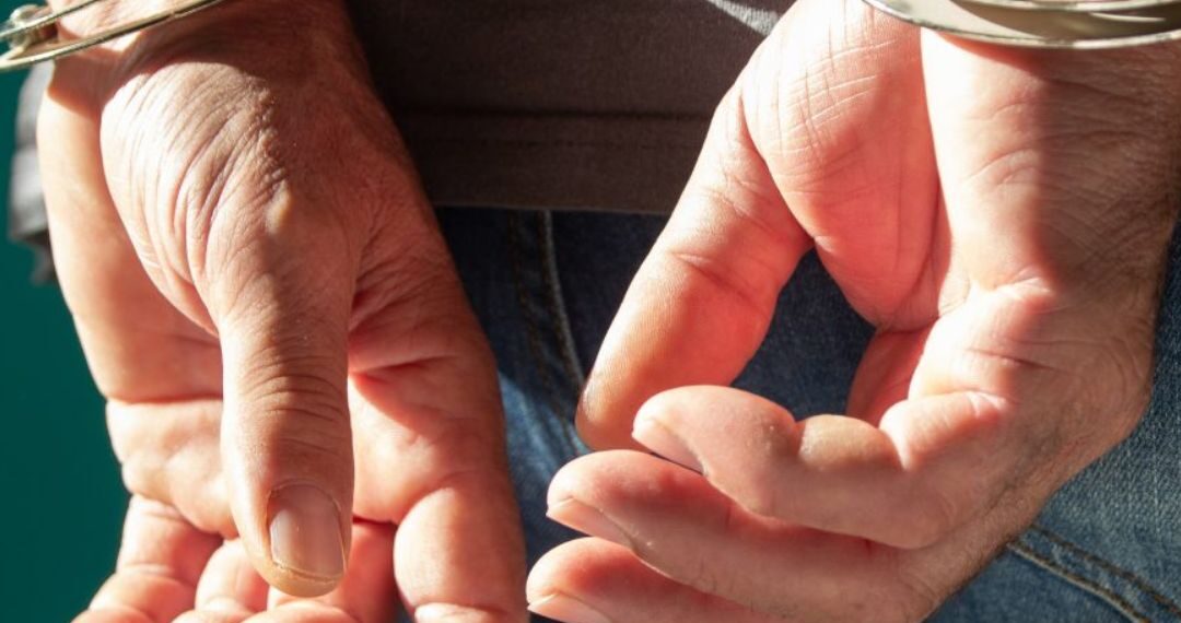 Foragido da Justiça é preso após violência doméstica contra companheira em Caldas