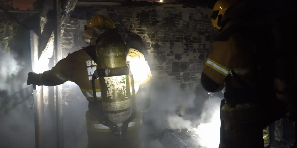 Cômodo de casa que funcionava como borracharia pega fogo na zona sul de Poços