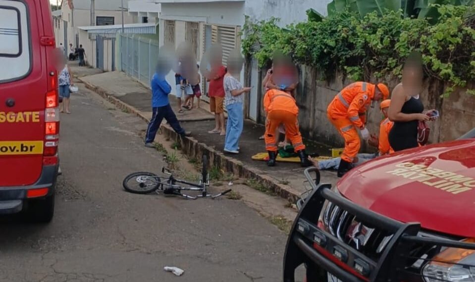 Acidente entre carro e bicicleta deixa dois jovens feridos na região