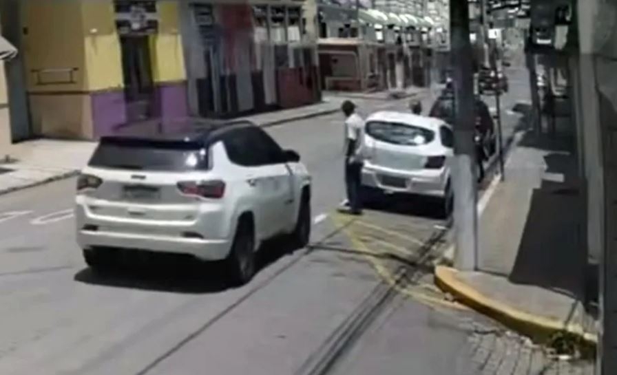 VÍDEO: por muito pouco, pedestre escapa de ser atingido por carro no Sul de Minas