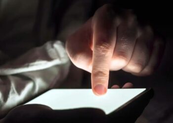 Conteúdos falsos criados com IA mais que triplicam entre 2024 e 2025