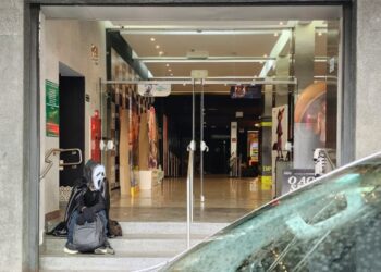 Ghostface é visto pelas ruas de Poços de Caldas