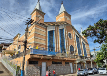 Baile flashback em prol da reforma da Paróquia Nossa Senhora Aparecida de Poços acontece neste sábado (7)