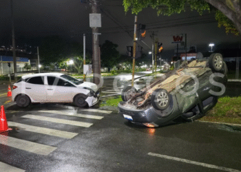 Carro capota após batida na avenida João Pinheiro em Poços de Caldas