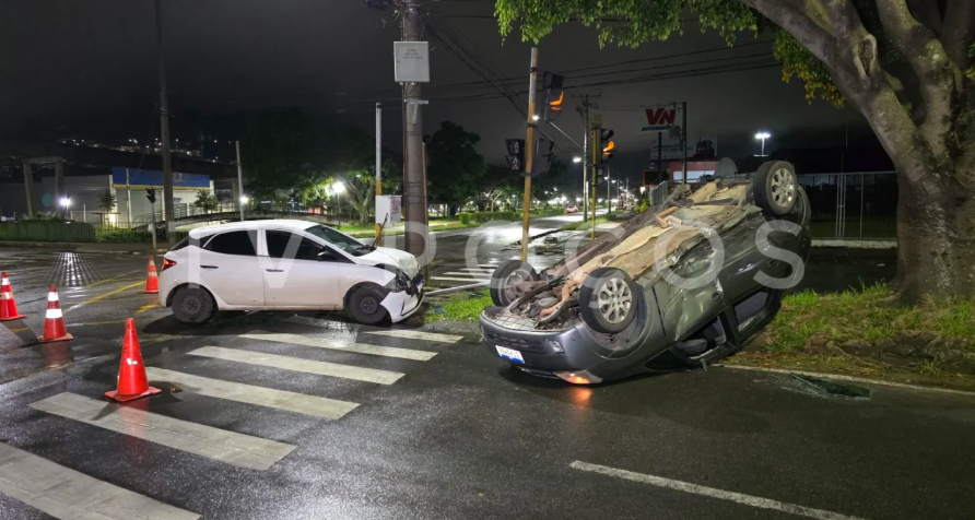 Carro capota após batida na avenida João Pinheiro em Poços de Caldas