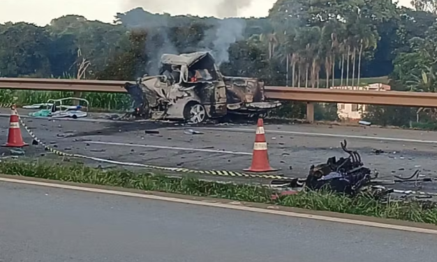 Quatro pessoas morrem carbonizadas e uma fica ferida em acidente entre picape e caminhões na Fernão Dias