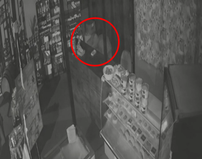 VÍDEO: Câmeras registram furto em fábrica de bolachas; suspeitos tentam se esconder na mata, mas acabam presos