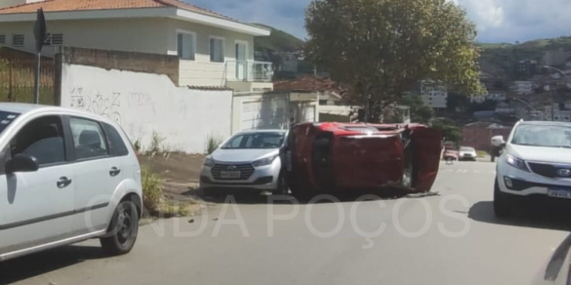 Motorista dorme ao volante, bate em carro estacionado e tomba em Poços de Caldas