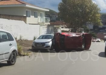 Motorista dorme ao volante, bate em carro estacionado e tomba em Poços de Caldas