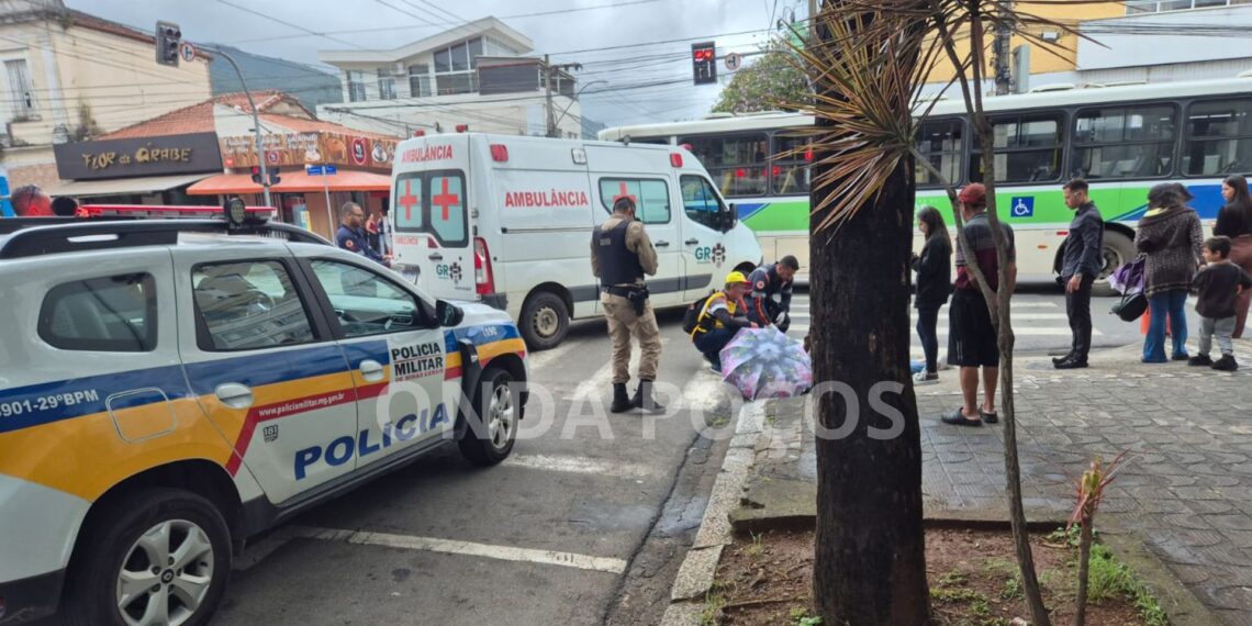 Buraco em calçada faz mulher cair e ficar ferida em Poços de Caldas