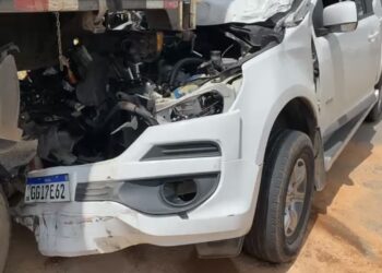 Acidente entre caminhonete e carreta deixa homem em estado grave em Poços