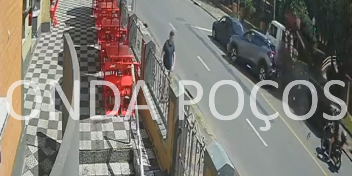 VÍDEO: Câmera flagra acidente entre carro e caminhão na rua Junqueiras, no Centro de Poços