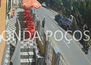 VÍDEO: Câmera flagra acidente entre carro e caminhão na rua Junqueiras, no Centro de Poços