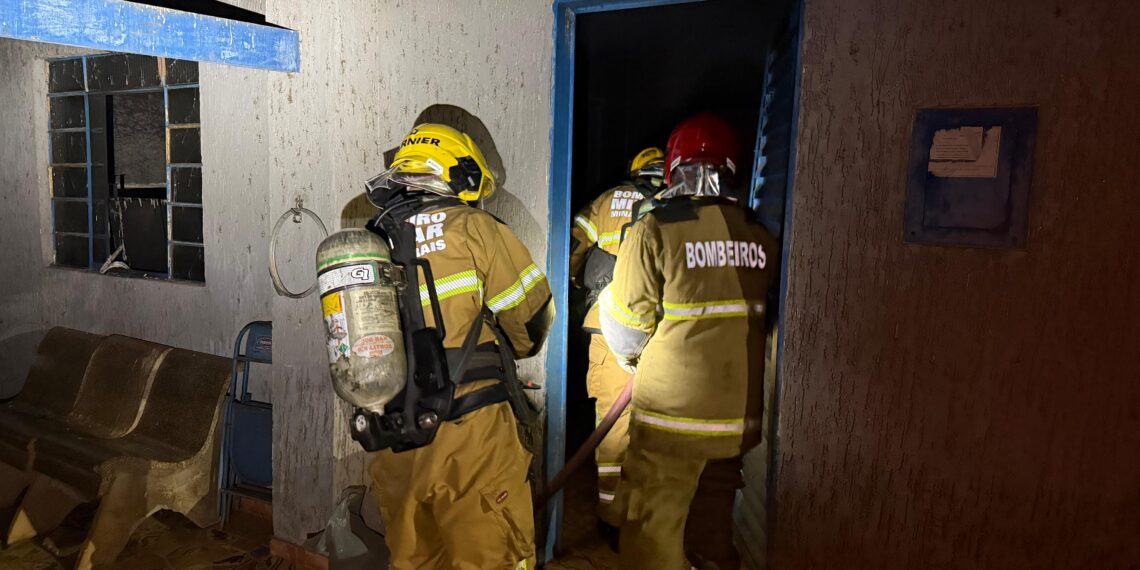 Bombeiros combatem incêndio em residência no Sul de Minas