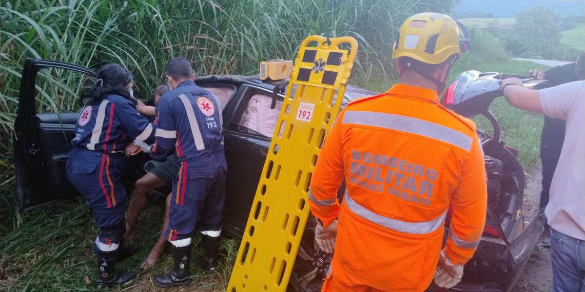 Motorista a caminho de Poços de Caldas perde controle do carro e bate às margens da BR-267