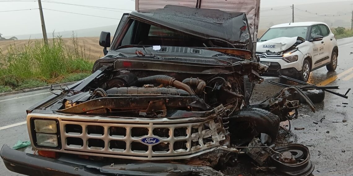 Homem fica gravemente ferido após acidente envolvendo três veículos na MG-491