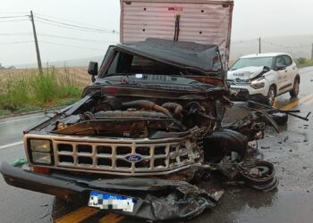 Homem fica gravemente ferido após acidente envolvendo três veículos na MG-491