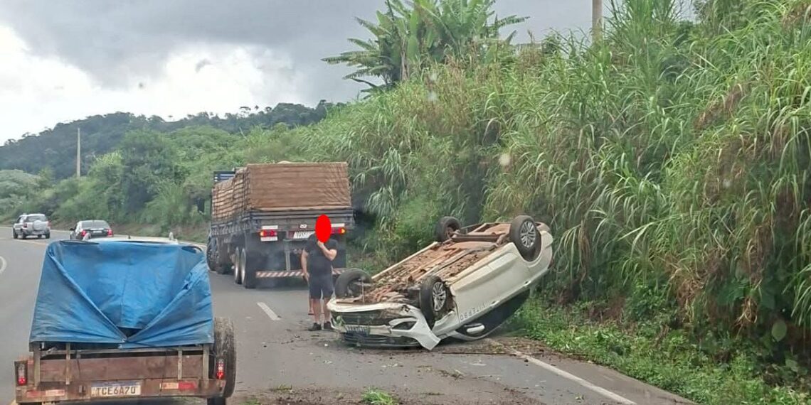 Carro capota na BR-146 em Poços de Caldas