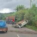 Carro capota na BR-146 em Poços de Caldas