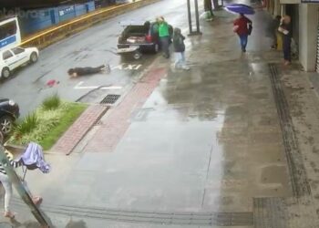 VÍDEO: mulher é atingida por carro ao atravessar rua no centro de Poços de Caldas
