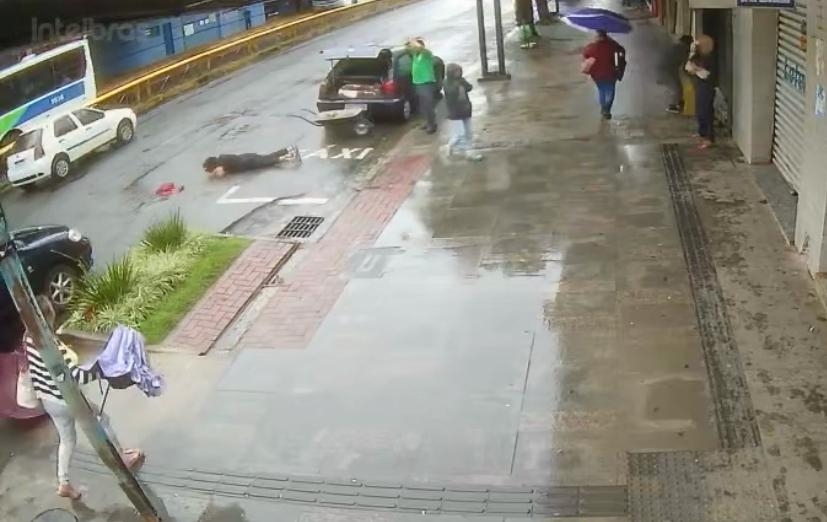 VÍDEO: mulher é atingida por carro ao atravessar rua no centro de Poços de Caldas