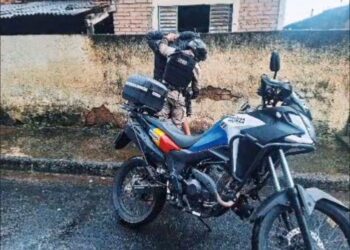 PM flagra descumprimento de prisão domiciliar e apreende carro em Andradas