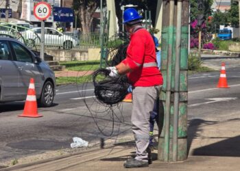 Poços realiza nova ação para retirar fios irregulares dos postes