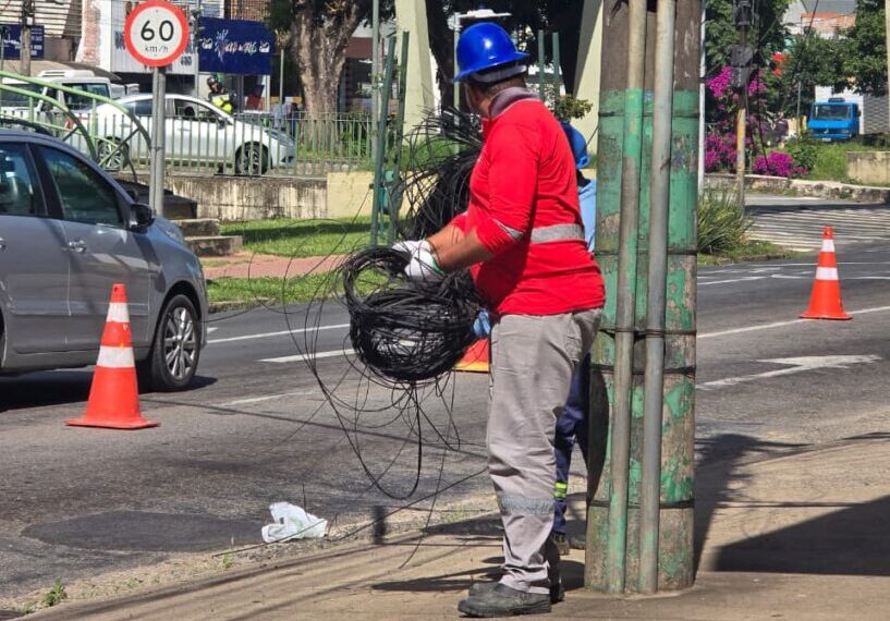 Poços realiza nova ação para retirar fios irregulares dos postes
