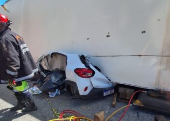 Carro é esmagado após carreta tombar e deixa um morto na BR-381