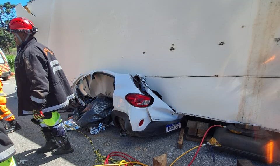 Carro é esmagado após carreta tombar e deixa um morto na BR-381