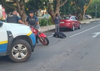 Mulher é socorrida após acidente de moto em Poços de Caldas