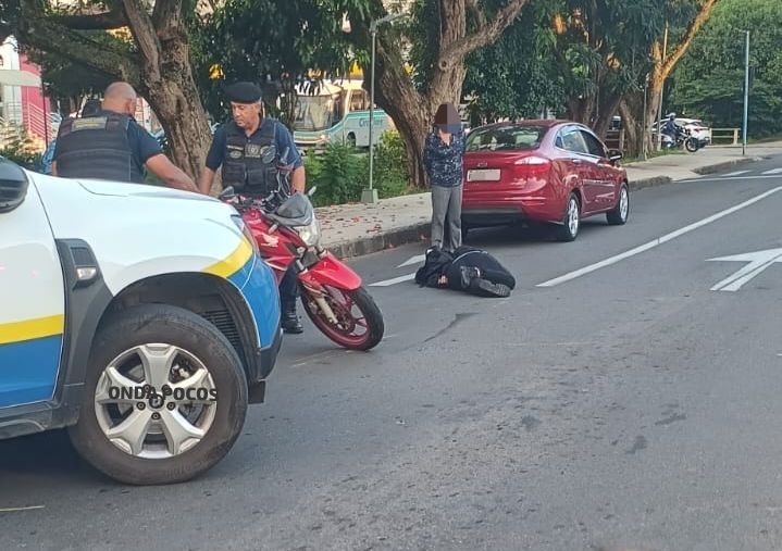 Mulher é socorrida após acidente de moto em Poços de Caldas